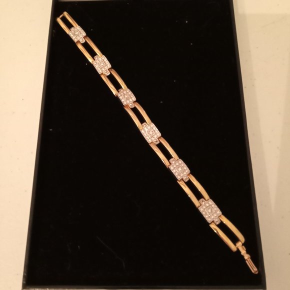 🎁 FREE GIFT INCLUDED 🎁 NWOT Gold Tone Fashion Jewelry Bracelet. - Picture 5 of 7